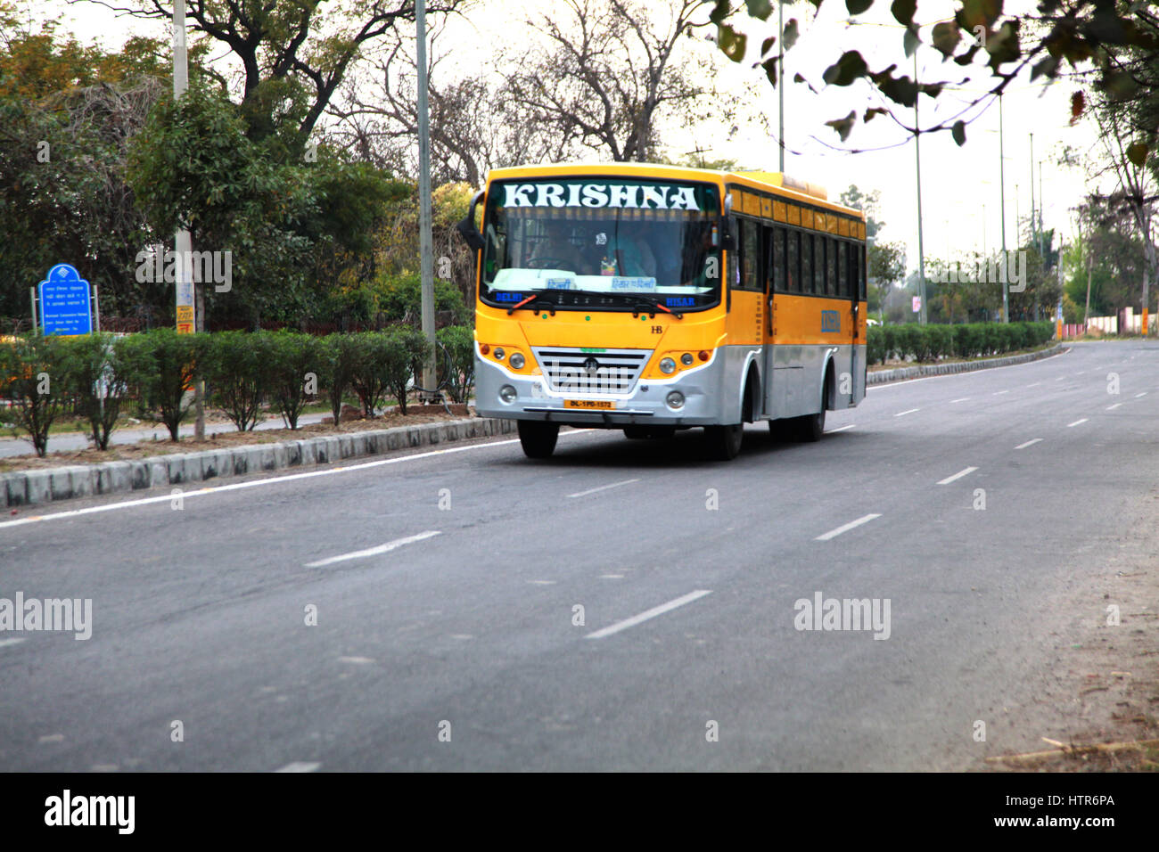 Trasporto locale Yellow Colour Bus, Haryana, Delhi, India, su strada (Foto Copyright © di Saji Maramon) Foto Stock