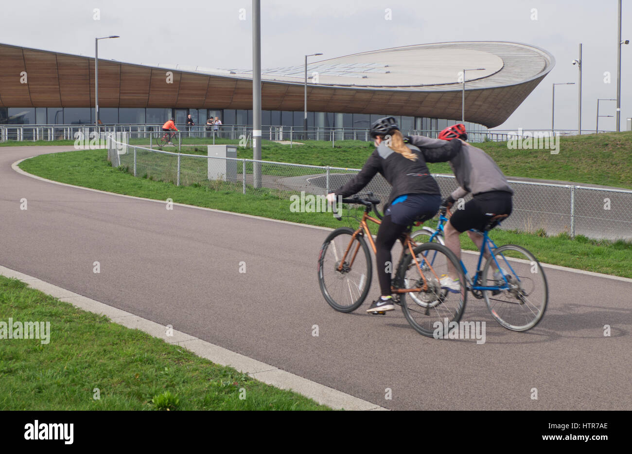 I ciclisti con biciclette BMX e tracce di formazione mediante il velodromo come parte di eredità dopo i Giochi Olimpici presso la Queen Elizabeth II Londra Olympic Park,UK Foto Stock