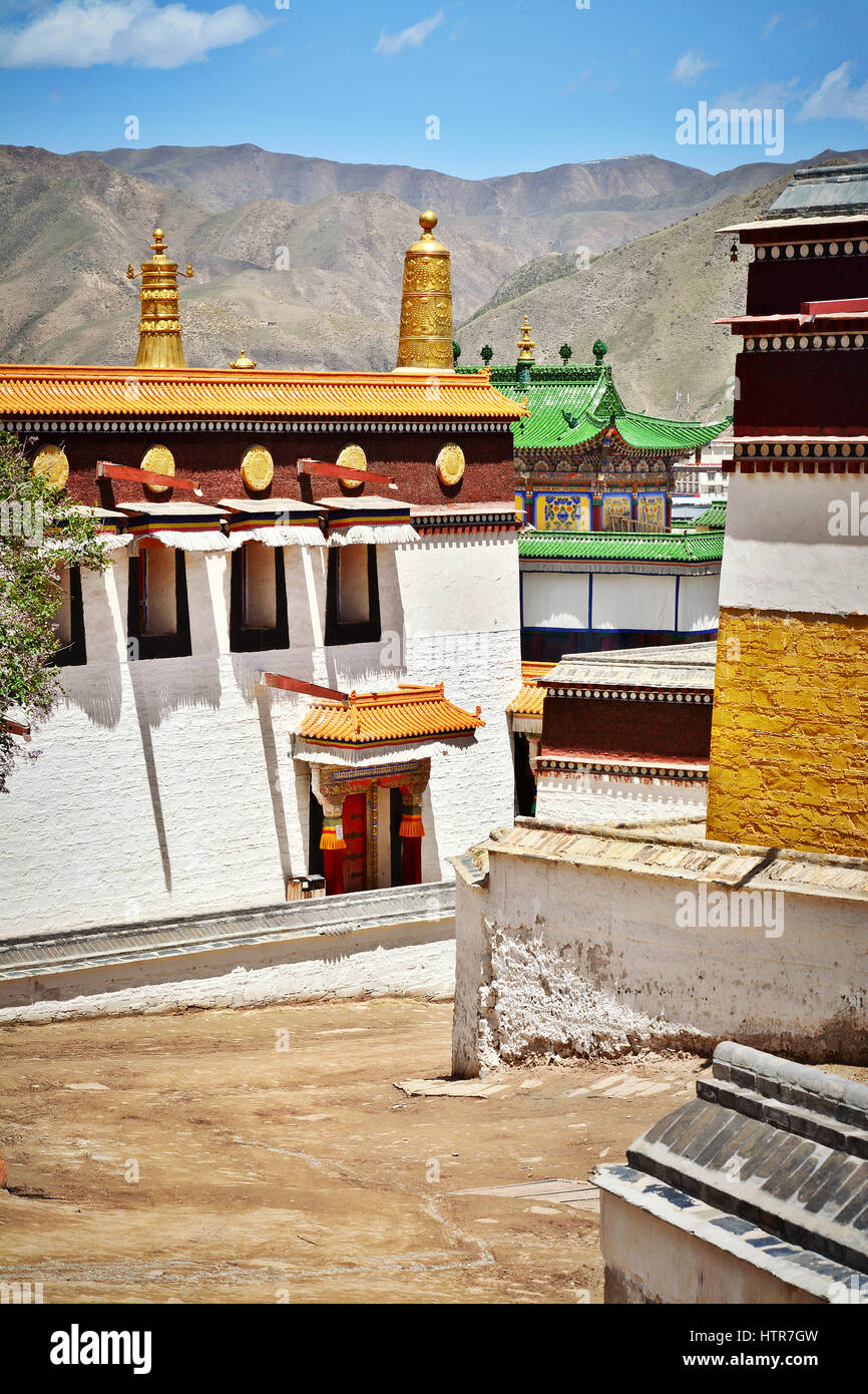 Vista di diversi edifici del popolo tibetano Labrang Monastero a Xiahe, provincia di Gansu in Cina Foto Stock