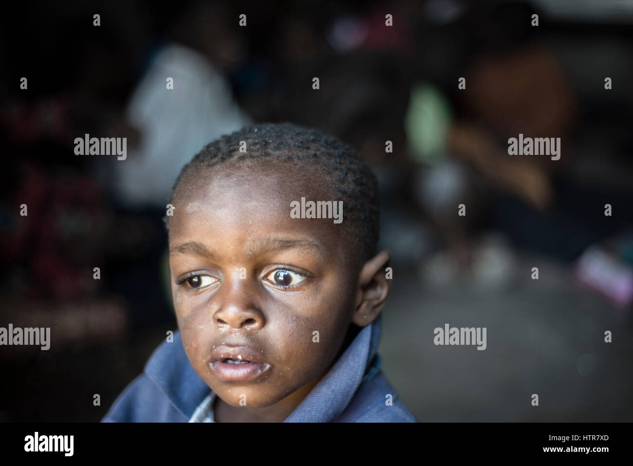 Ritratto di un ragazzo a casa di felicità per i bambini con disabilità a Lusaka, nello Zambia. Home della felicità è un orfanotrofio centro fondato nel 2015 da Bernadetta Mindeo. Ci sono 62 i bambini nel centro, 25 di loro vivono nella casa di felicità in modo permanente. Venti volontari si prendono cura dei ragazzi e ragazze con diversi tipi di disabilità. La casa della felicità è situato in due camere edificio senza eventuali strutture. I volontari di preparare il cibo sul fuoco, lavare l'abbigliamento infantile al di fuori. Foto Stock