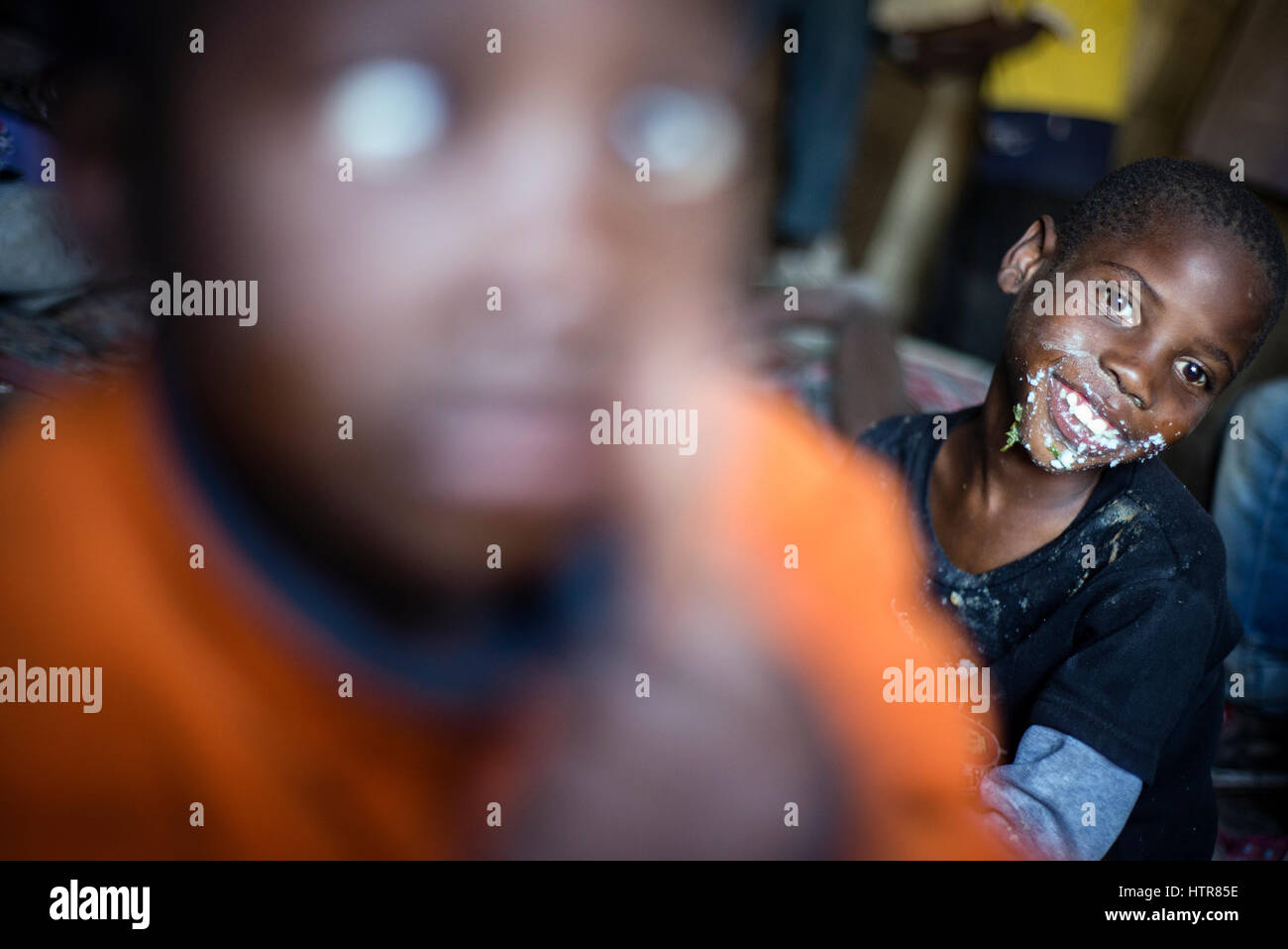 Il pranzo a casa di felicità per i bambini con disabilità a Lusaka, nello Zambia. Home della felicità è un orfanotrofio centro fondato nel 2015 da Bernadetta Mindeo. Ci sono 62 i bambini nel centro, 25 di loro vivono nella casa di felicità in modo permanente. Venti volontari si prendono cura dei ragazzi e ragazze con diversi tipi di disabilità. La casa della felicità è situato in due camere edificio senza eventuali strutture. I volontari di preparare il cibo sul fuoco, lavare l'abbigliamento infantile al di fuori. Foto Stock