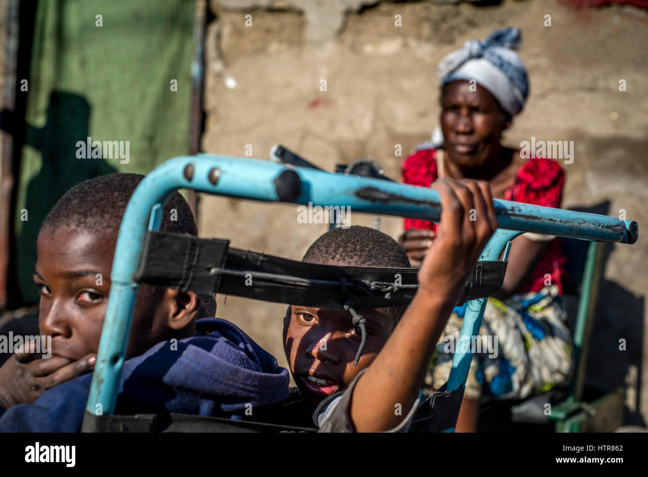 I detenuti della Casa di felicità per i bambini con disabilità a Lusaka, nello Zambia. Home della felicità è un orfanotrofio centro fondato nel 2015 da Bernadetta Mindeo. Ci sono 62 i bambini nel centro, 25 di loro vivono nella casa di felicità in modo permanente. Venti volontari si prendono cura dei ragazzi e ragazze con diversi tipi di disabilità. La casa della felicità è situato in due camere edificio senza eventuali strutture. I volontari di preparare il cibo sul fuoco, lavare l'abbigliamento infantile al di fuori. Foto Stock