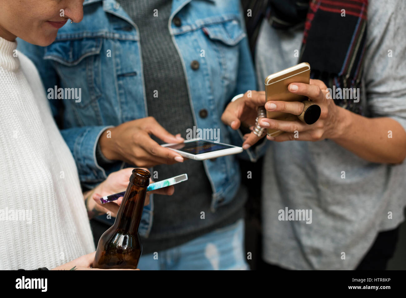 Dispositivo digitale collegando insieme le persone Foto Stock