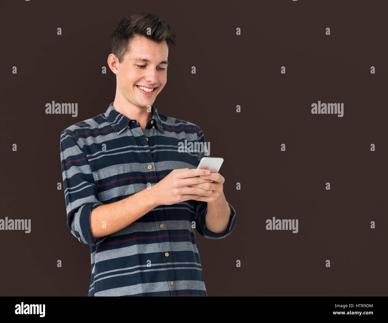 Giovane uomo utilizzando Phone sorriso felice Foto Stock