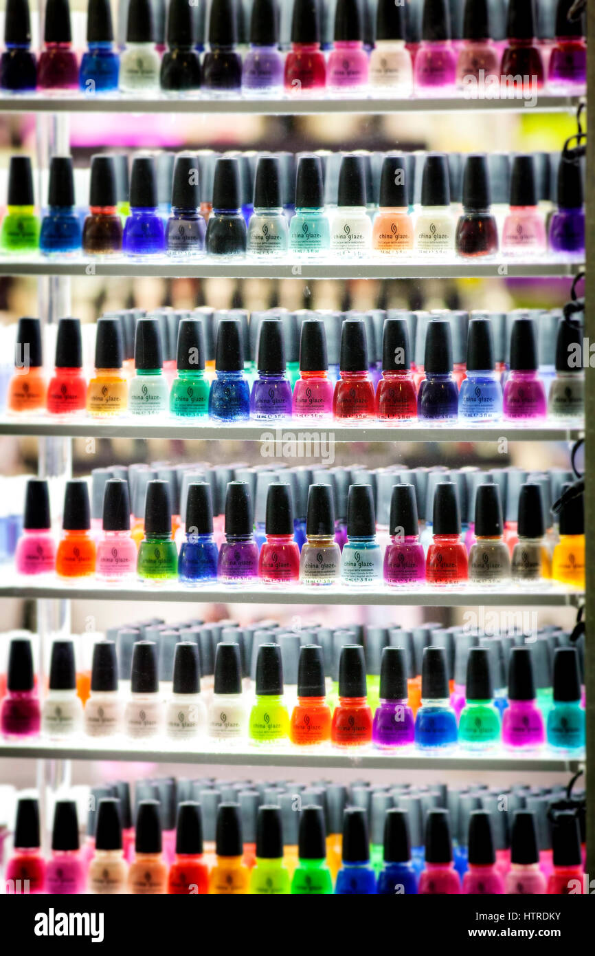 Righe colorate di smalto per unghie sul display. Foto Stock
