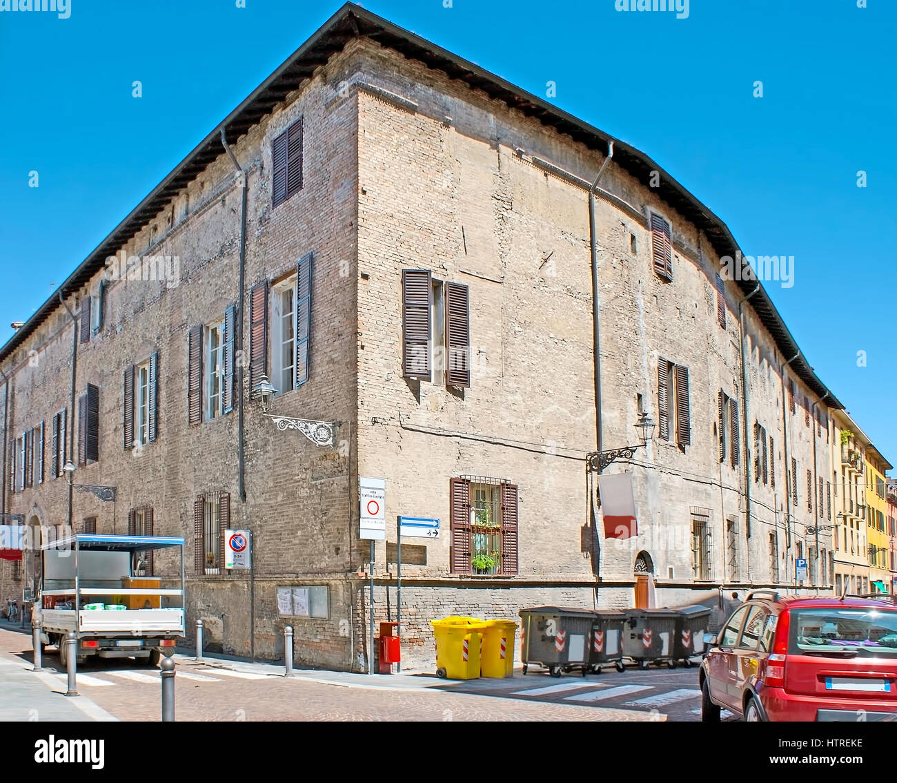 L'angolo del medievale palazzo in mattoni con persiane di legno e un  vecchio stile lanterne in Borgo Regale street, Parma, Italia Foto stock -  Alamy