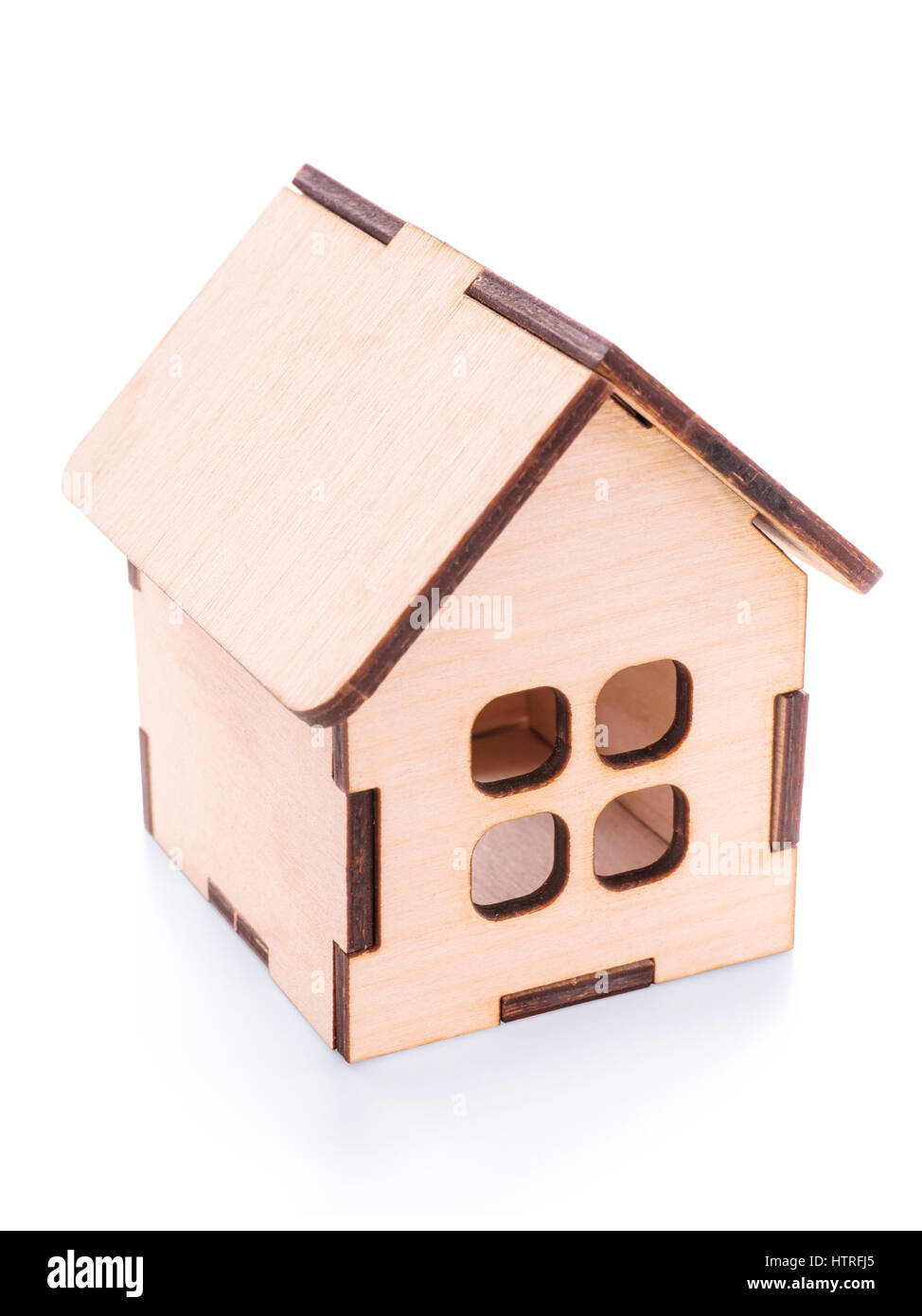 Piccolo giocattolo di legno house close up. Isolato su bianco, percorso di clipping incluso Foto Stock