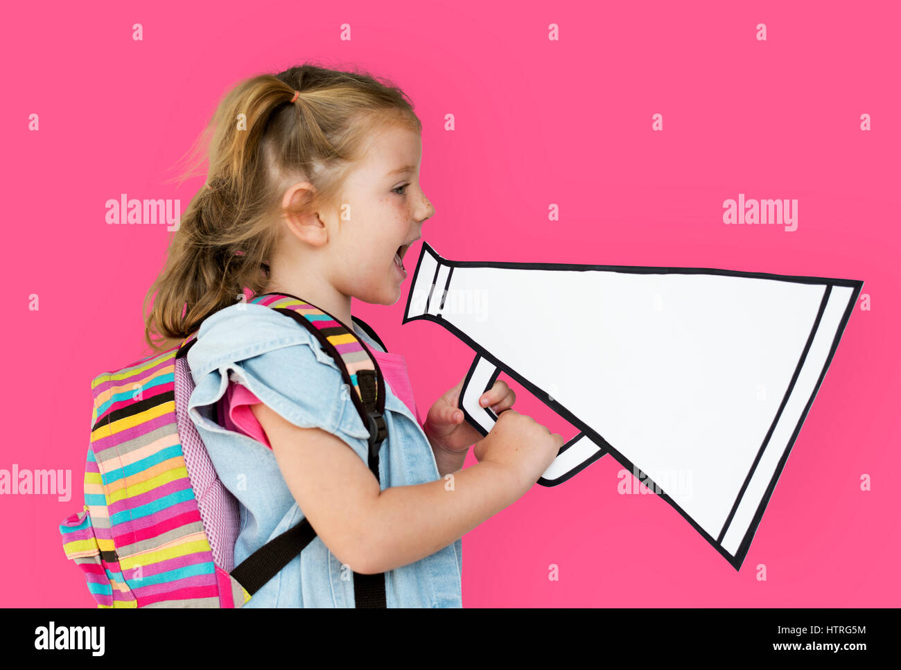 Little Girl Holding Papercraft Megafono Foto Stock