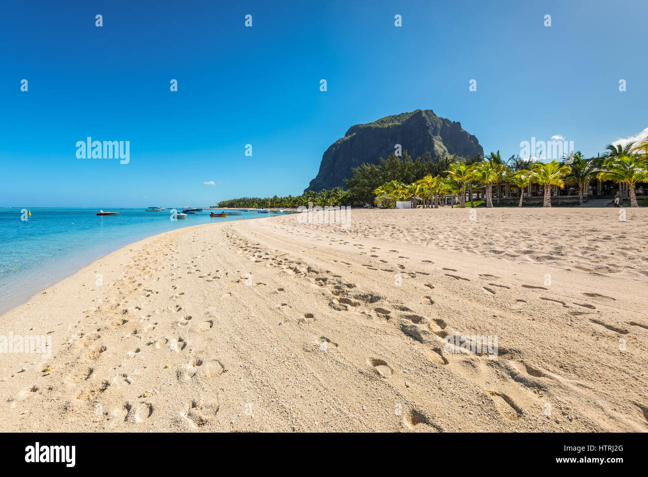 Le Morne, Mauritius - Dicembre 11, 2015: un ampio angolo di vista sul Le Morne Beach, una delle più belle spiagge di Mauritius. Le Morne Brabant in montagna Foto Stock