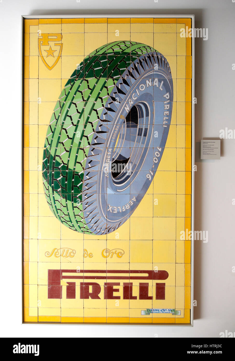 Visualizzare pubblicità Pirelli piastrella ceramica Museum, Centro Ceramica, Triana, Siviglia, Spagna Foto Stock