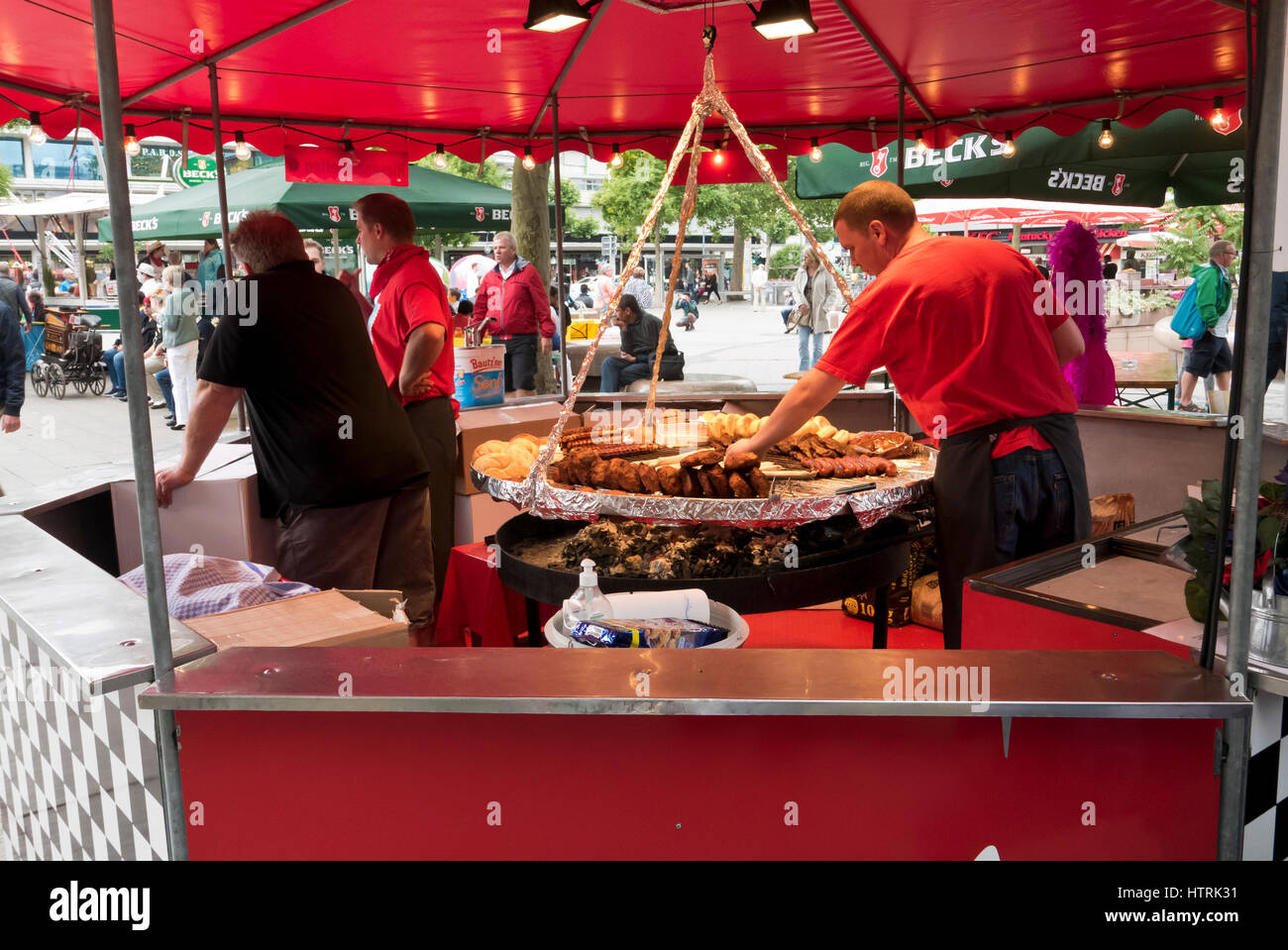 Il cibo cotto in vendita nella piazza del centro Europa, Berlino, Germania Foto Stock