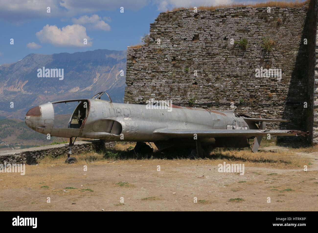 American Air force aereo è atterrato in Albania nel 1957 durante la guerra  fredda. argirocastro castello, Albania, luogo di nascita di albanese ex  leader comunista Foto stock - Alamy