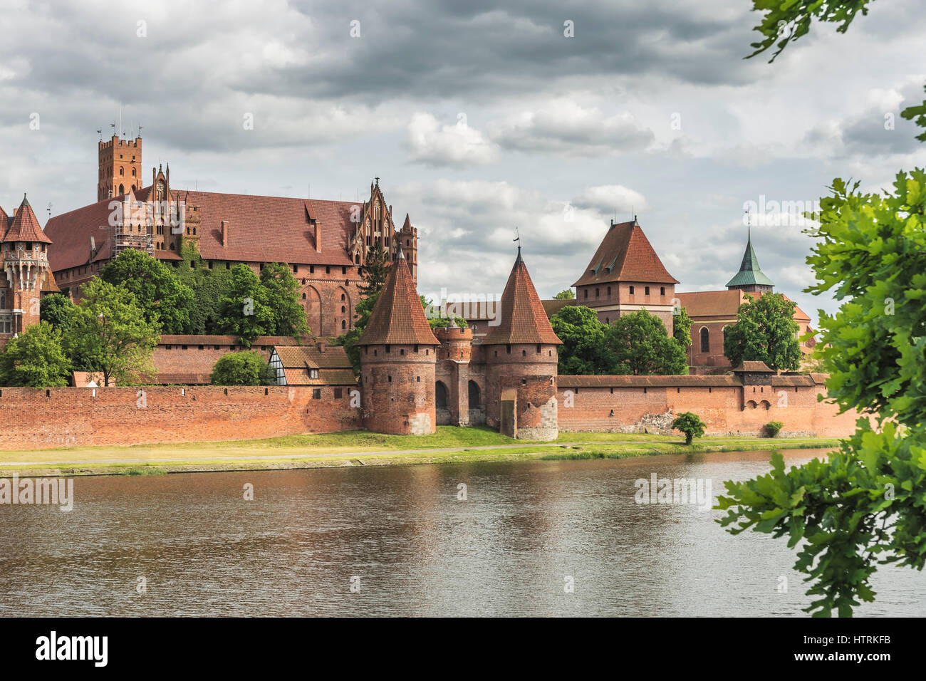 Castello dell'Ordine Teutonico in Malbork, Polonia sul Fiume Nogat. Il complesso del castello è il più grande edificio in mattoni in Europa Foto Stock