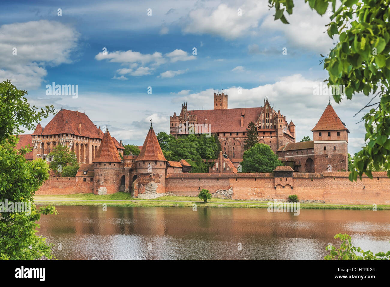 Castello dell'Ordine Teutonico in Malbork, Polonia sul Fiume Nogat. Il complesso del castello è il più grande edificio in mattoni in Europa Foto Stock