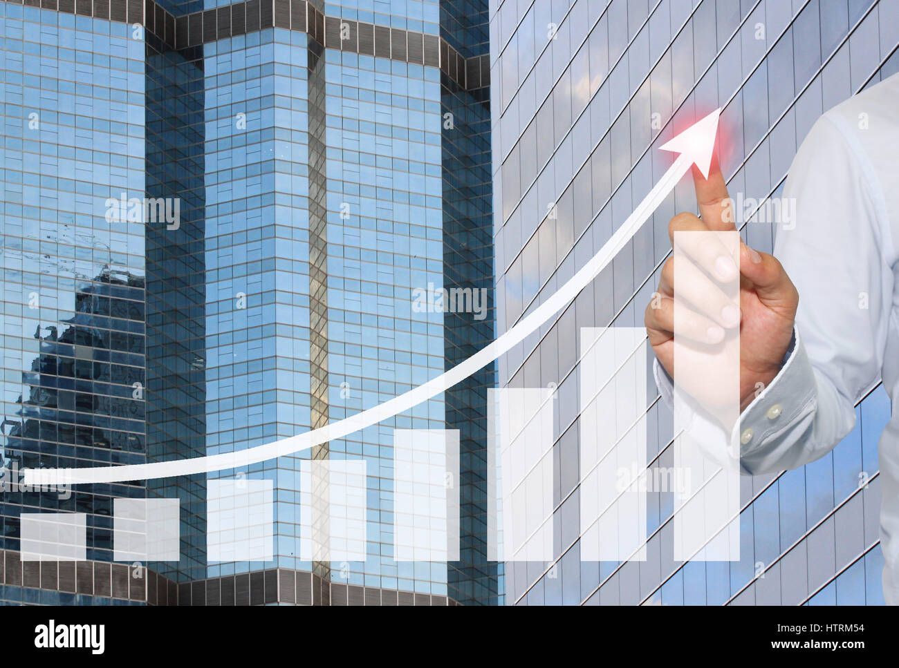 Imprenditore a toccare nel picco di attività Grafico su Sfondo grattacielo,concetto simboli finanziari provenienti il successo e la redditività. Foto Stock