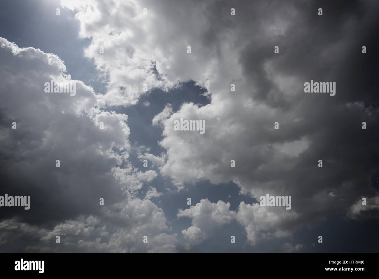 Pioggia nuvole formando nel cielo in concetto di clima,le cattive condizioni meteo nella giornata. Foto Stock