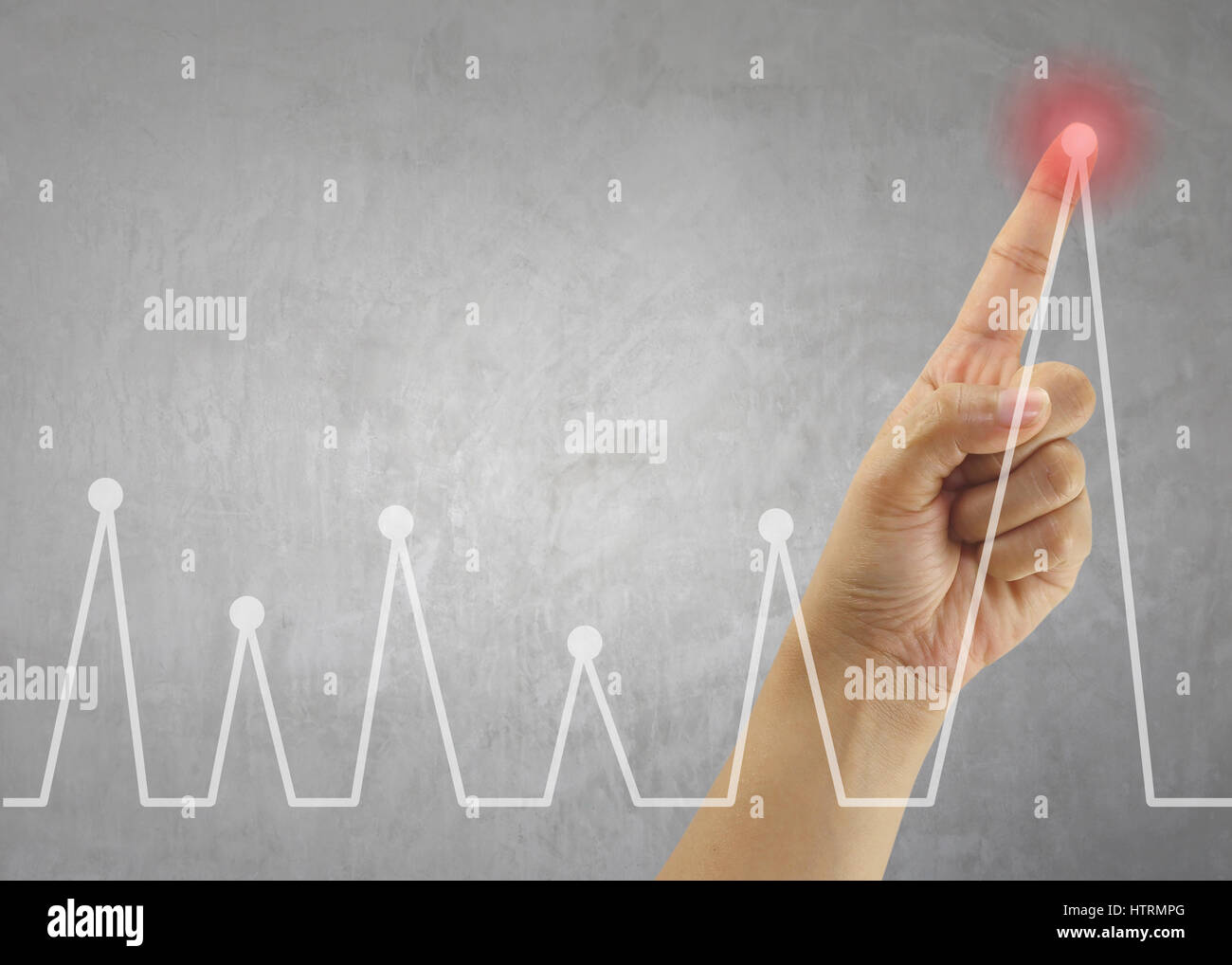 Dito di imprenditore toccare grafico della linea business nel punto di picco,concetto di business investimenti e profitti e valutati. Foto Stock