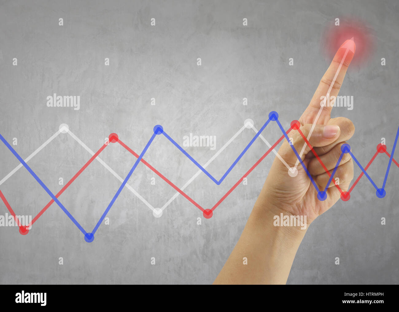 Dito di imprenditore toccare grafico della linea business nel punto di picco,concetto di business investimenti e profitti e valutati. Foto Stock
