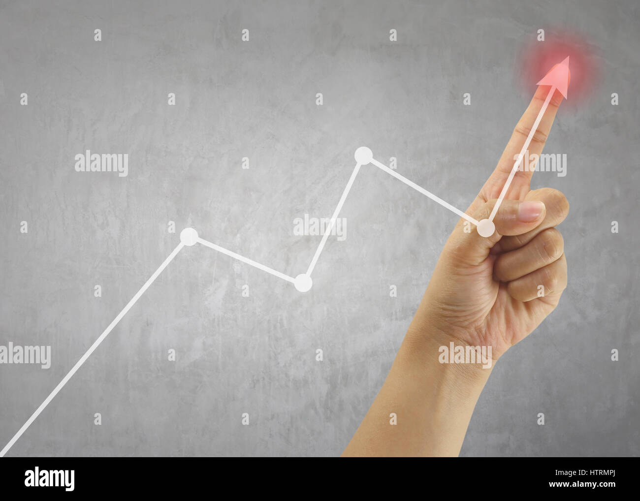 Dito di imprenditore toccare grafico della linea business nel punto di picco,concetto di business investimenti e profitti e valutati. Foto Stock