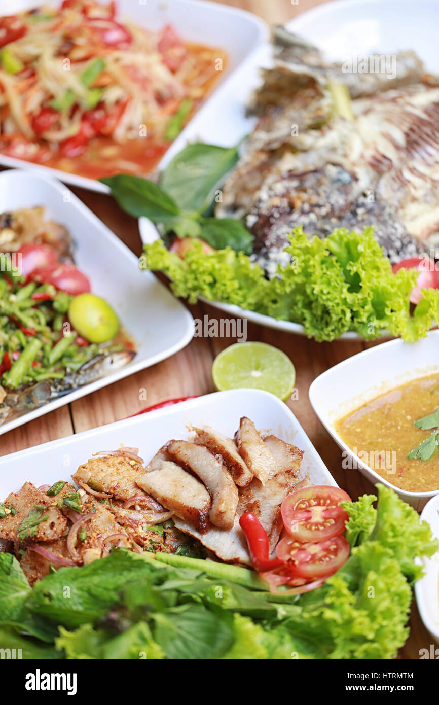 Mescolare cibo tailandese sul pavimento in legno in stile in Thailandia per la dieta di design dello sfondo. Foto Stock