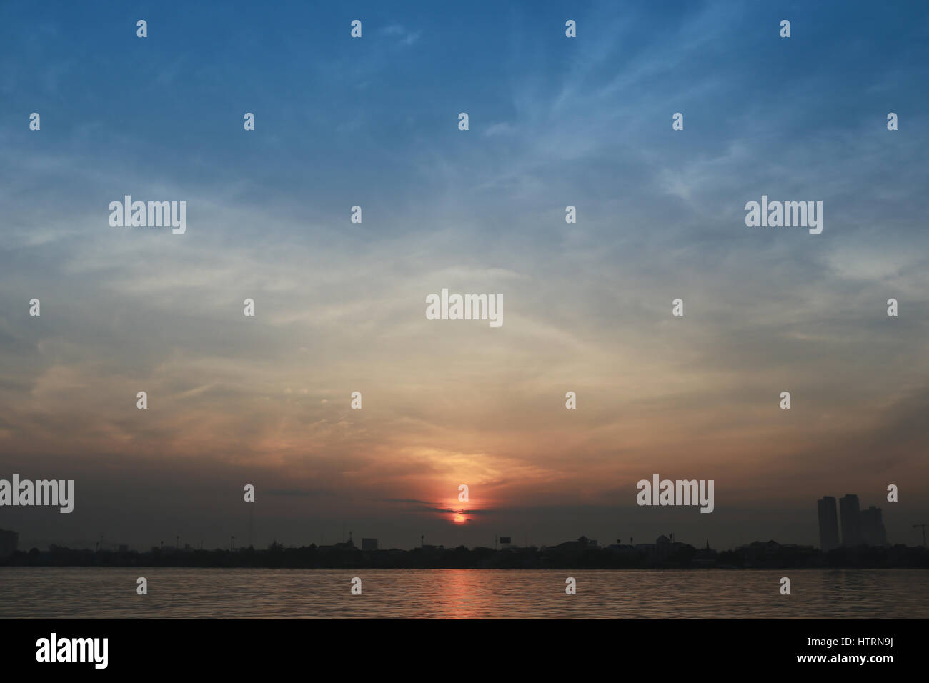 Sunrise al mattino il paesaggio della costa della Thailandia,Pattaya vista città. Foto Stock