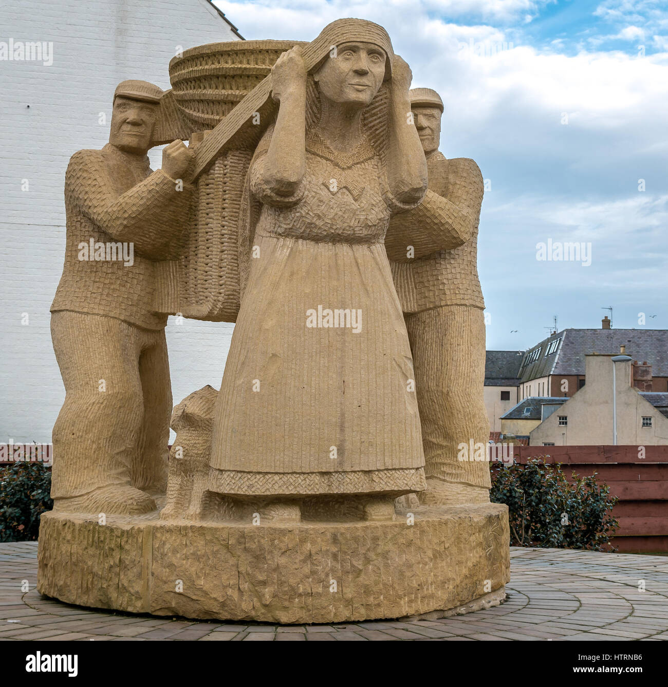 Primo piano della statua della scultura dei Creel Loaders, Dunbar, dello scultore Gardner Molloy con una pescatrice che trasporta il cesto di pesce con la corda della testa Foto Stock