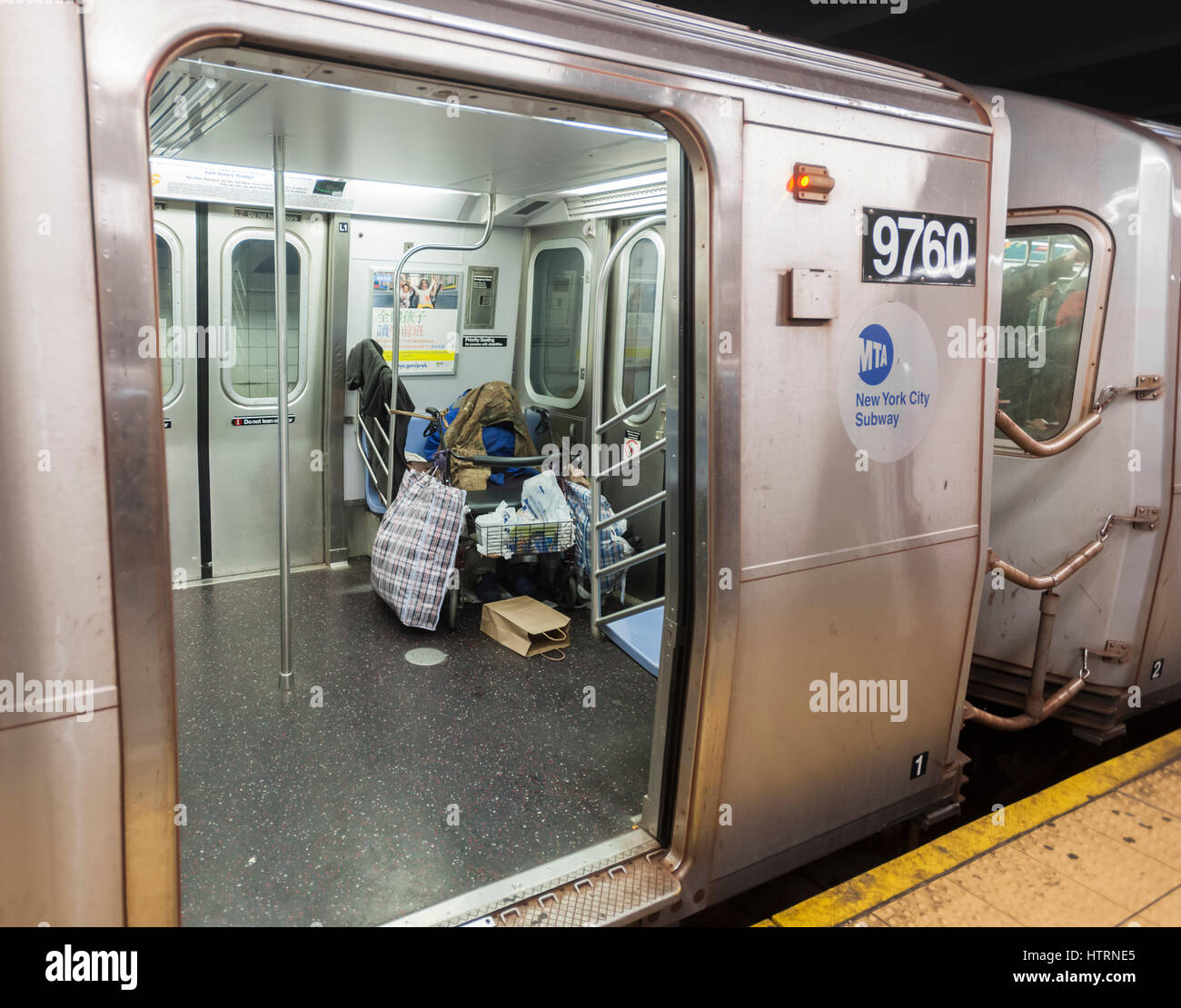 Un senzatetto singoli posti letto sulla metropolitana di New York il Venerdì, 10 marzo 2017. (© Richard B. Levine) Foto Stock