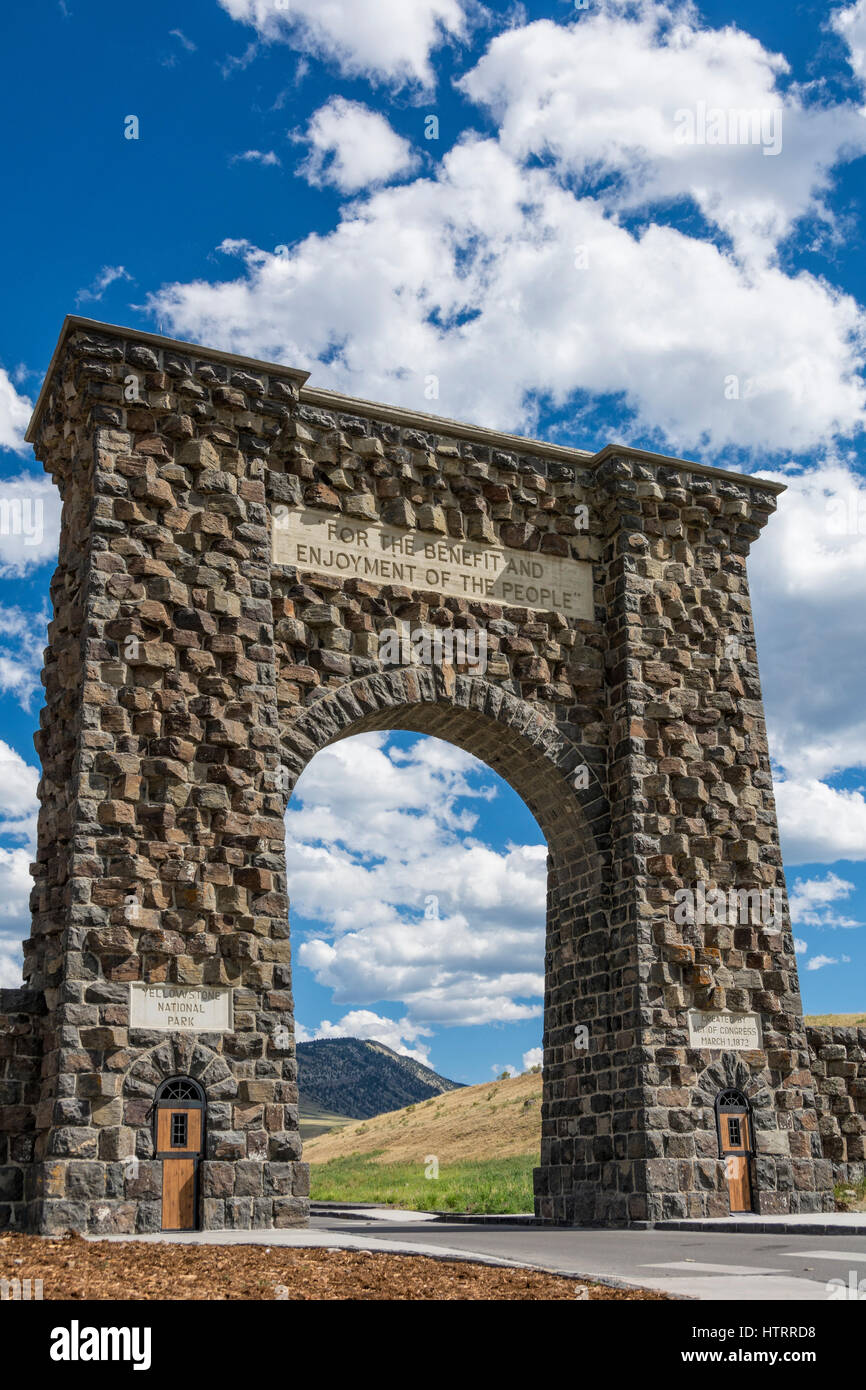 Roosevelt arco all'entrata nord del Parco Nazionale di Yellowstone in Gardiner, Montana. Foto Stock