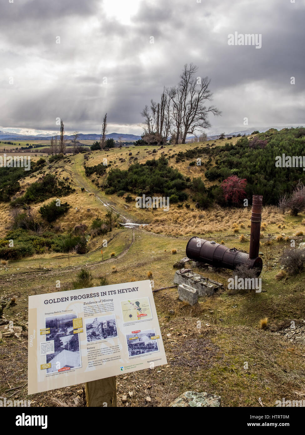 Golden progressi miniera di quarzo, Oturehua, Manitoto di Central Otago, Nuova Zelanda. Viste della caldaia abbandonati e la testa della valvola a fungo. Foto Stock
