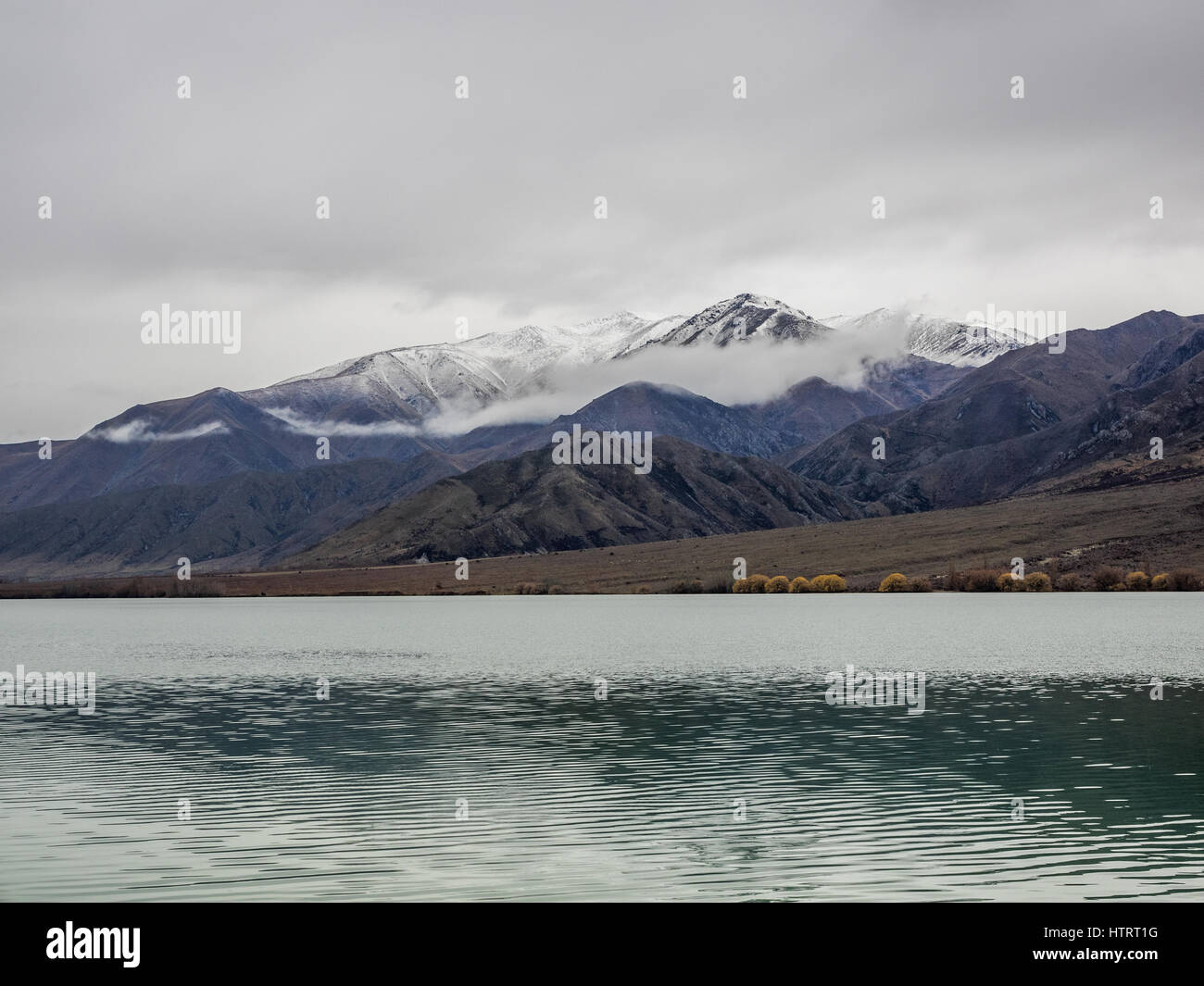 Il lago di Aviemore artificiali del lago di Idro, parte della Waitaki schema idroelettrico, Nuova Zelanda. Lago alpino, sky & montagne, puro austero senza complicazioni Foto Stock