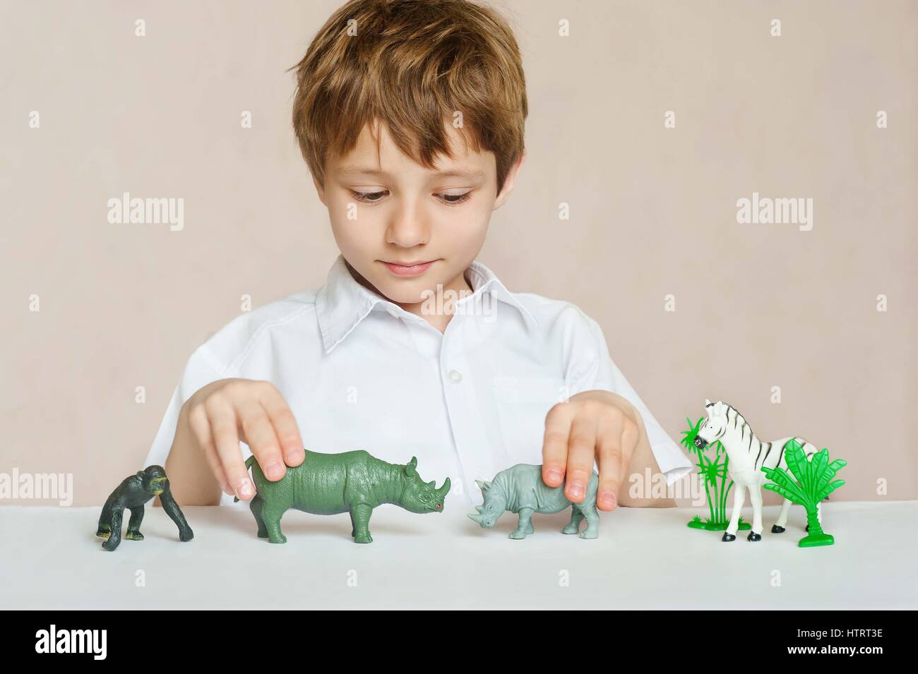 Little Boy sta giocando con il giocattolo animali africani. l'infanzia. Il concetto di apprendimento Foto Stock