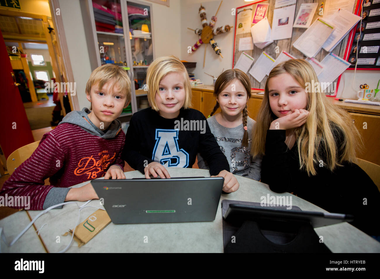 I bambini utilizzano il computer nel loro insegnamento, Svezia. Foto Stock