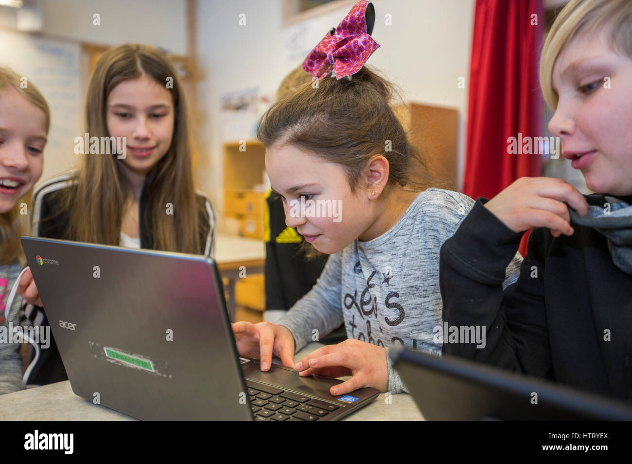 I bambini utilizzano il computer nel loro insegnamento, Svezia. Foto Stock