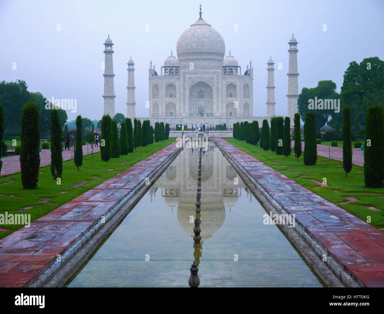 Taj Mahal riflessa all'alba Foto Stock