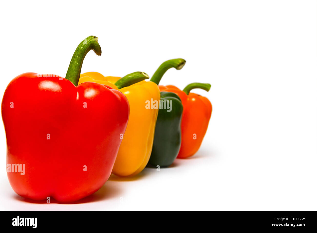 Rosso Verde e arancio dolce peperoni isolato su sfondo bianco Foto Stock