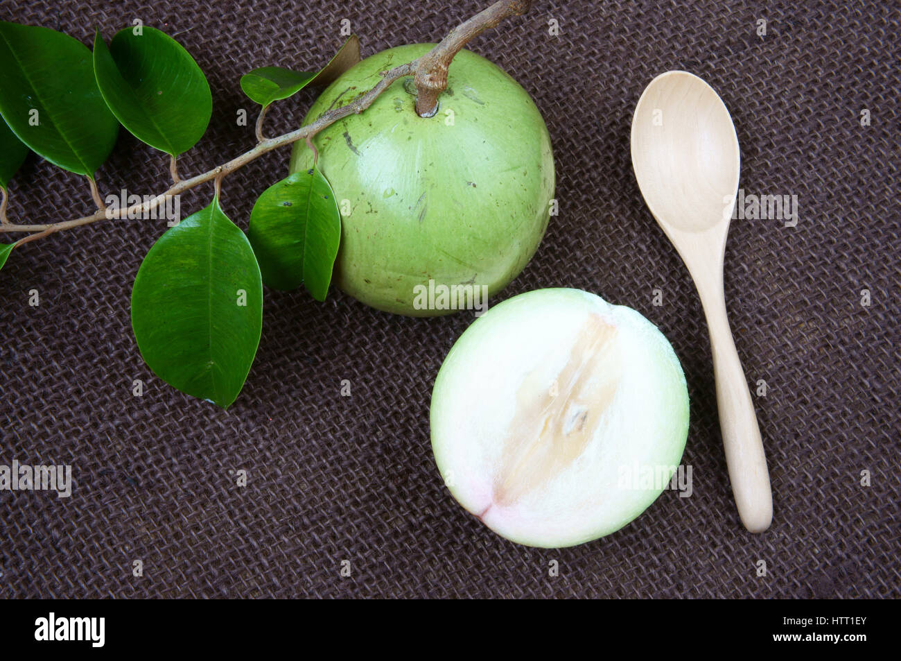 Il Vietnam frutta, latte di frutta o star apple o Vu Sua, è speciale prodotto di fattoria che la nutrizione, frutta con foglia verde su sfondo marrone Foto Stock