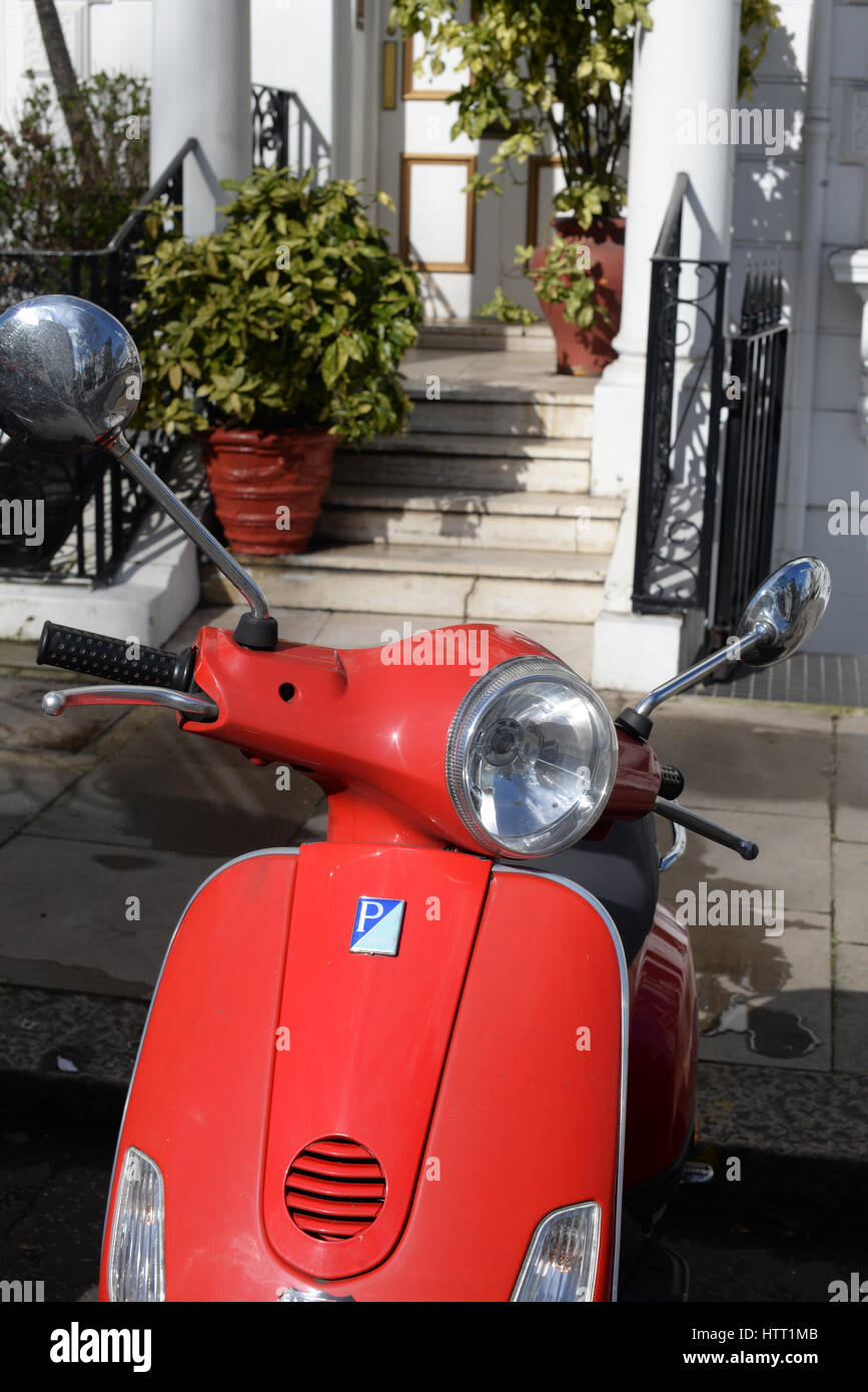Red Piaggio Vespa in Ladbroke Grove, London, Regno Unito Foto Stock