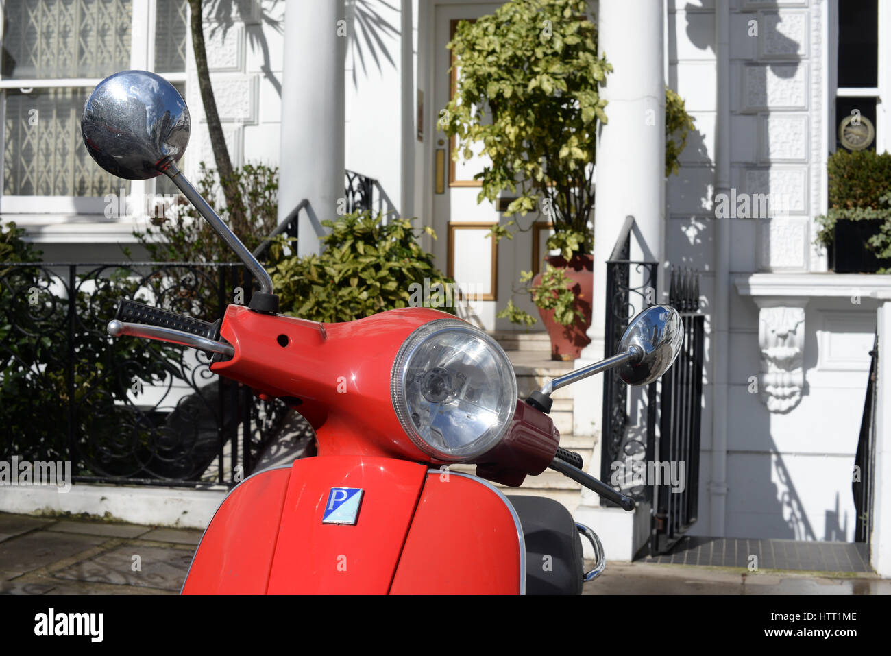 Red Piaggio Vespa in Ladbroke Grove, London, Regno Unito Foto Stock