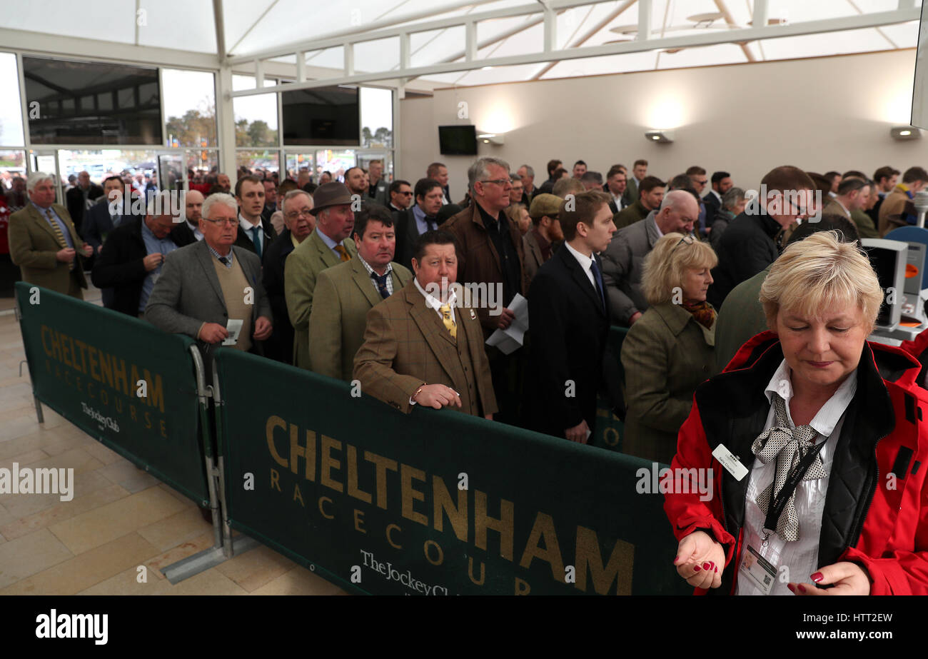 I Racegoers si accodano alle biglietterie durante il Champion Day del Cheltenham Festival 2017 all'ippodromo di Cheltenham. PREMERE ASSOCIAZIONE foto. Data immagine: Martedì 14 marzo 2017. Guarda la storia della PA DI CHELTENHAM. Il credito fotografico dovrebbe essere: David Davies/PA Wire. Foto Stock