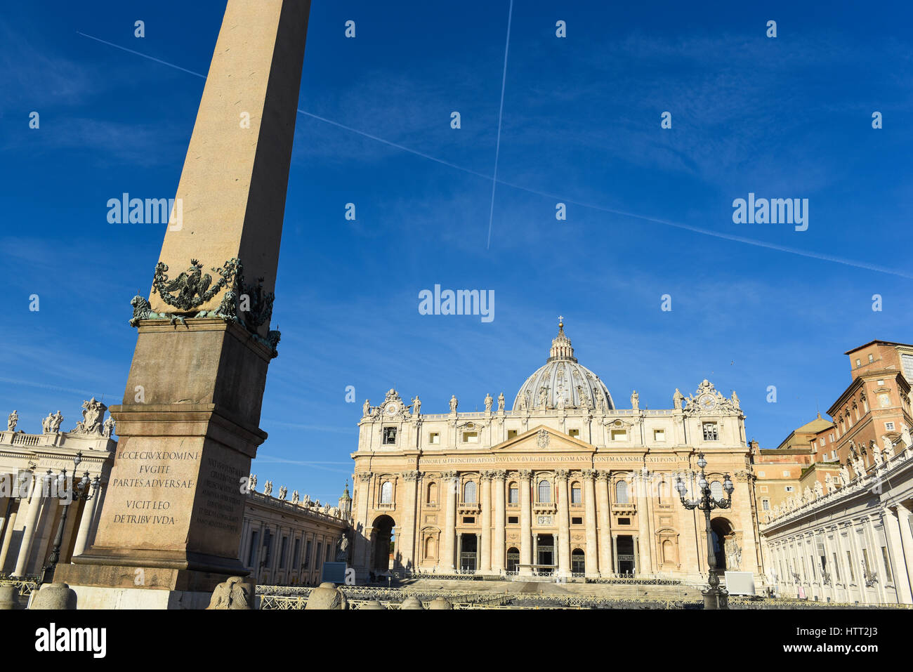Piazza San Pietro basilica vaticano chiesa in Roma obelisco e vista colonnato a luci di sunrise n. persone Foto Stock