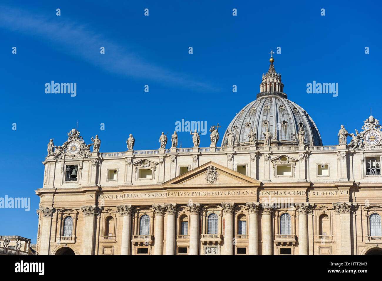 La basilica di San Pietro vaticano chiesa in Roma la cupola e la facciata a vista le luci di sunrise Foto Stock