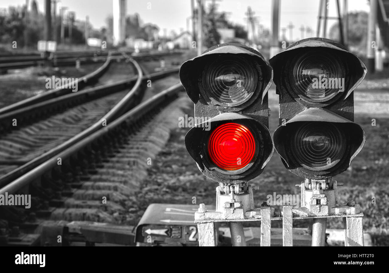 In bianco e nero vista ravvicinata del semaforo rosso mostra il segnale sulla ferrovia. Luce rossa Foto Stock