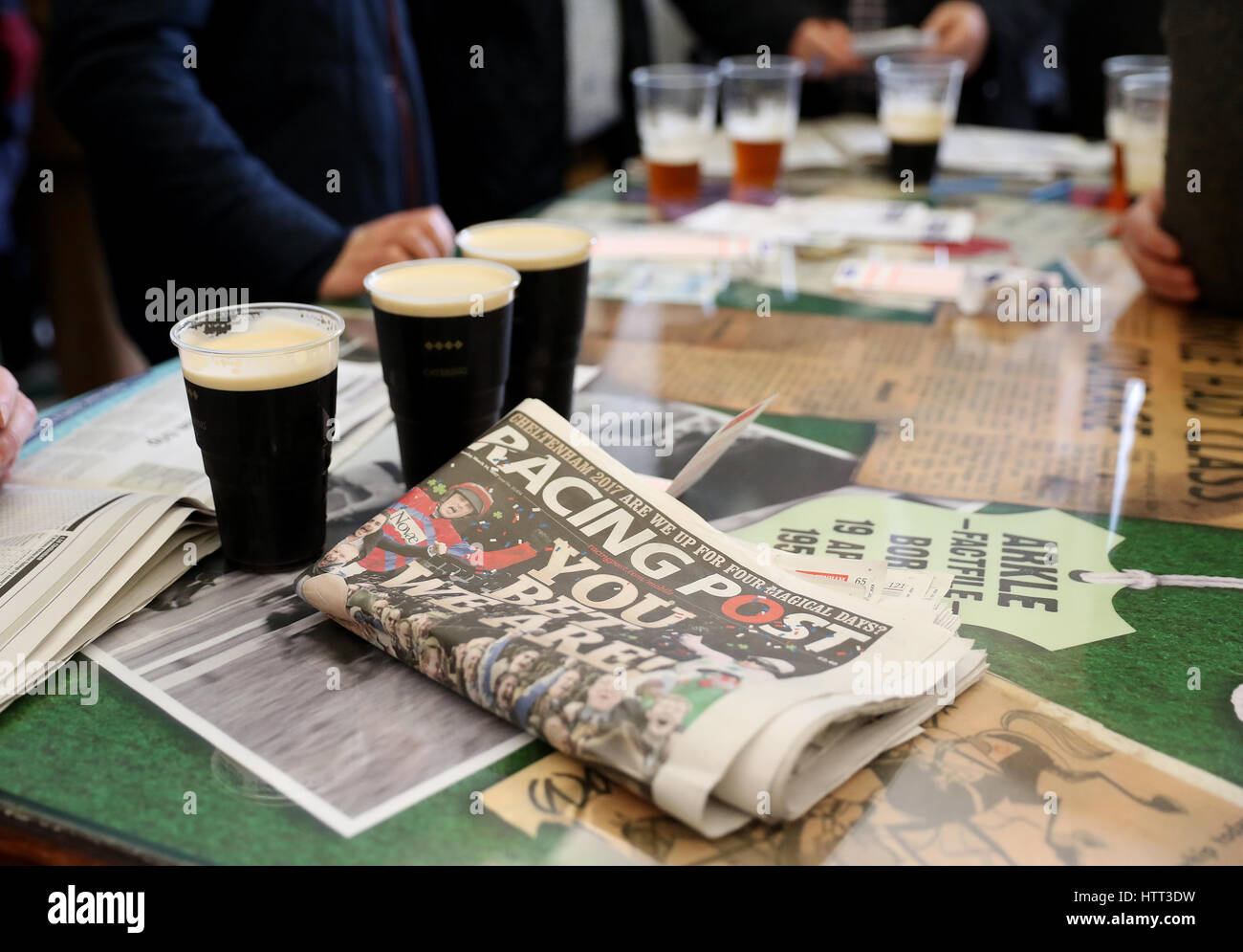 Pinte di Guinness e il Racing Post nel Arkle bar durante il giorno campione del 2017 Cheltenham Festival a Cheltenham Racecourse. Foto Stock