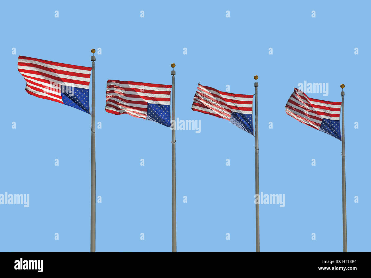 Quattro Stati Uniti Bandiere capovolto - che indica pericolo o disagio - in una brezza leggera. Contro un cielo sfondo blu. Foto Stock