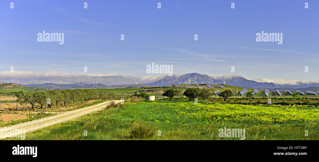 Pannelli solari e fattorie di Mulino a vento con lo spagnolo Cordillera Contabrica - Cantabrico montagne - visto dal Camino de Santiago de Compostela Foto Stock