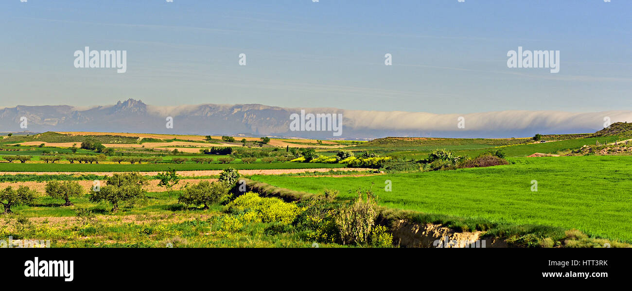Lo spagnolo Cordillera Contabrica - Cantabrico montagne - visto dal Camino de Santiago de Compostela Foto Stock