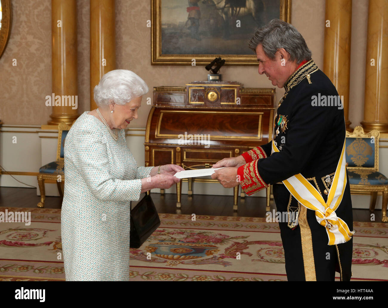 La regina Elisabetta II è presentata con lettere credenziali da Sua Eccellenza il Signor Ambasciatore di Spagna Carlos BASTARRECHE, nel corso di una udienza privata con Sua Maestà a Buckingham Palace di Londra. Foto Stock