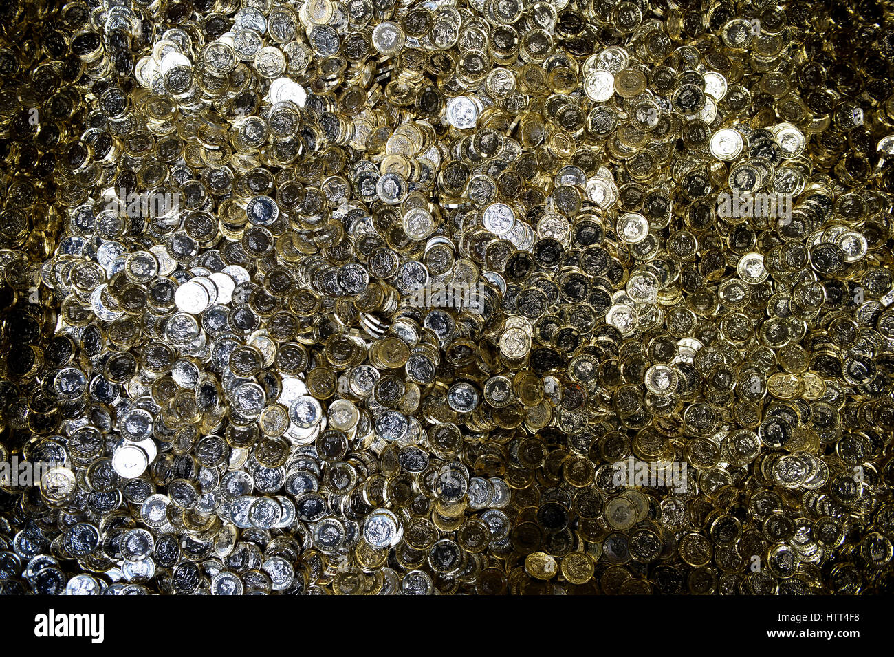 Solo uso editoriale &ETH; uso non commerciale nuovo 12 facciate una libbra di monete rientrano in una gabbia di metallo come esse sono state coniate presso la Zecca reale di Llantrisant, nel Galles. Foto Stock