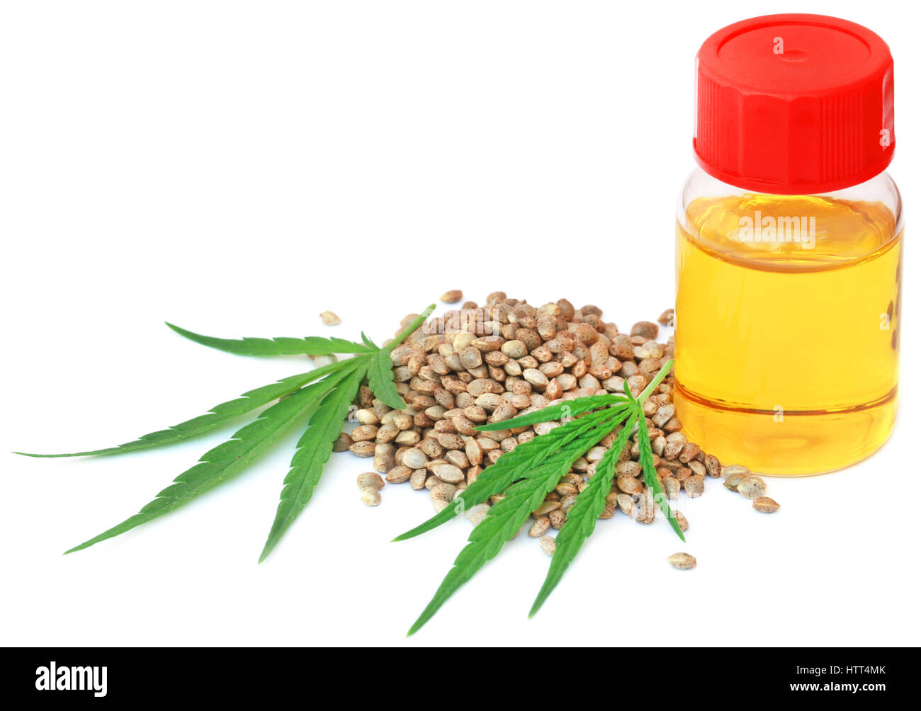 Semi e foglie di cannabis o di canapa con olio essenziale in bottiglia Foto Stock