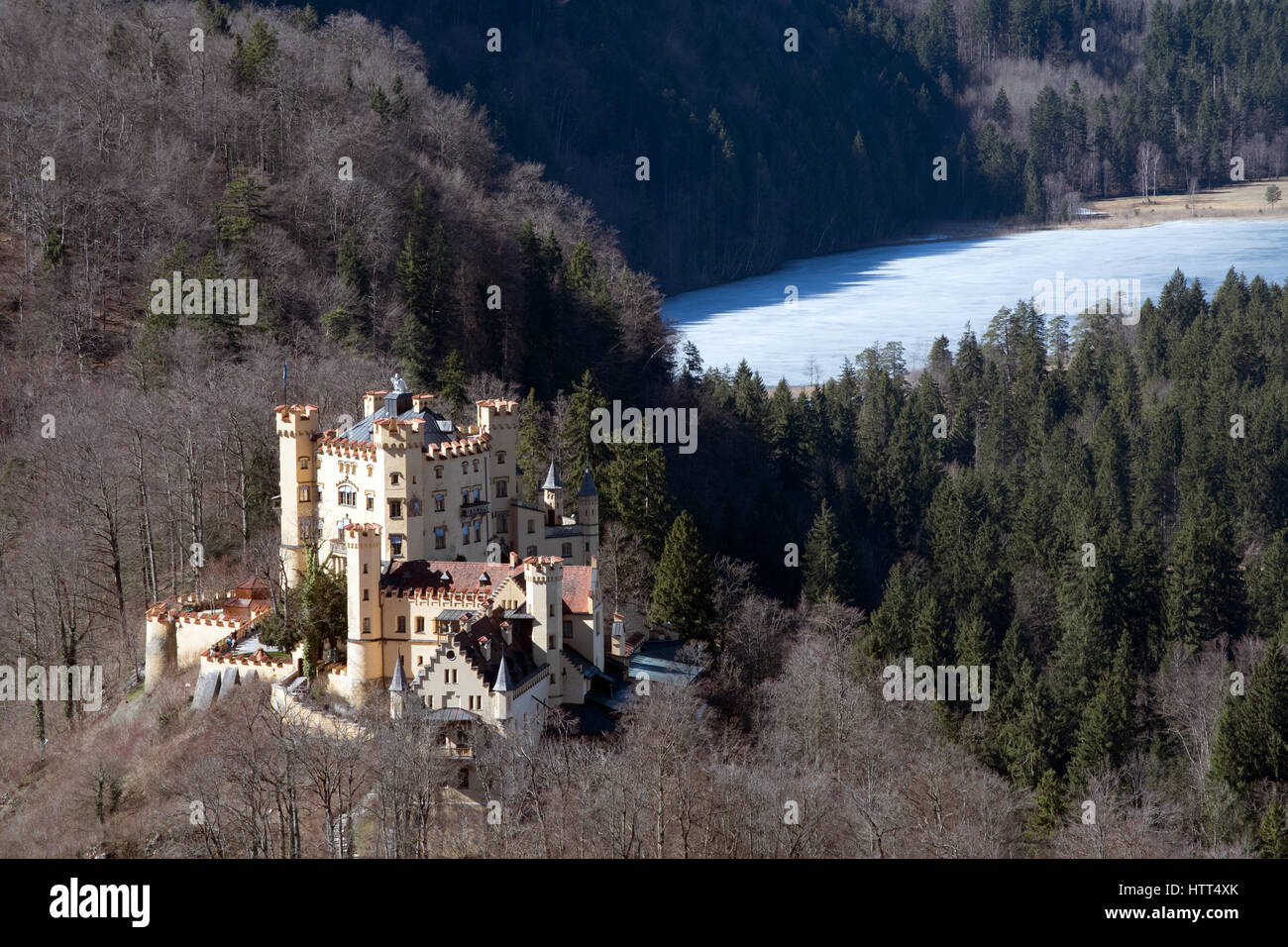 Castello sulla collina con lago ghiacciato in background - Castello di Hohenschwangau Foto Stock